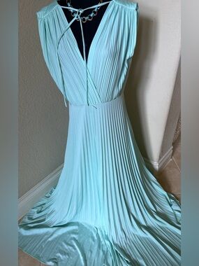 Elegant Pleated V-Neck Maxi Dress in Mint